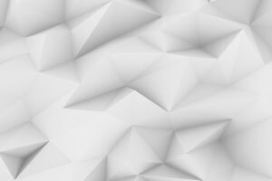 רקע גיאומטרי לבן מופשט הכולל צורות משולשות חדות, זוויתיות ותלת-ממדיות היוצרות דפוס של משטחים וצללים מפוסלים.