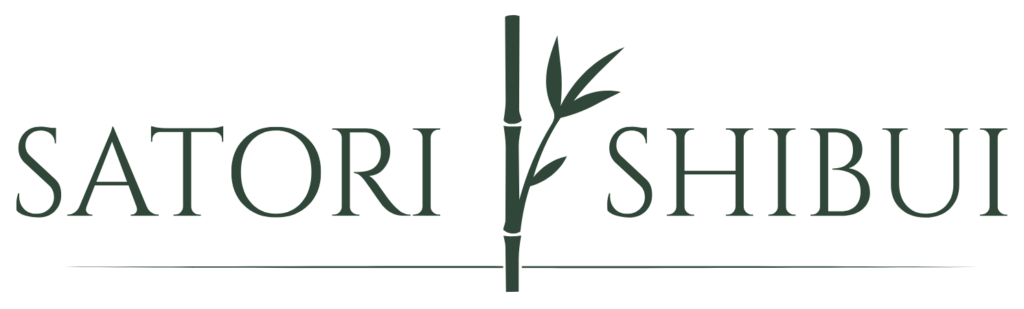 בתמונה מופיע הטקסט "Satori Shibui", כאשר גבעול במבוק ועלים יוצרים את האות "I" בין שתי המילים. קו אופקי דק עובר מתחת לטקסט ולבמבוק, ומבטא את העיצוב המינימליסטי והאלגנטי של Satori Shibui.
