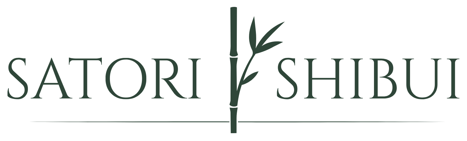 בתמונה מופיע הטקסט "Satori Shibui", כאשר גבעול במבוק ועלים יוצרים את האות "I" בין שתי המילים. קו אופקי דק עובר מתחת לטקסט ולבמבוק, ומבטא את העיצוב המינימליסטי והאלגנטי של Satori Shibui.